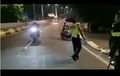 Nekat Nyelonong saat Distop Polisi, Pengendara Yamaha Aerox 155 Langsung Kicep Dikejar BMW R 1200 GS