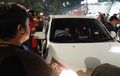 Daihatsu Terios Bikin Macet, Inisiatif Intip Kaca Sontak Bikin Geger Warga