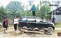 Jalan Rusak Emak-emak Bertindak, Bersama Warga Sandra Mobil Plat Merah, Hampir Digulingkan