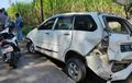 Daihatsu Xenia Babak Belur di Selokan, Ditendang Mobil Misterius Dari Belakang