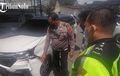 Ngelantur Gelisah dan Ugal-ugalan, Pengemudi Xenia Digebuki Warga Usai Sabet Livina
