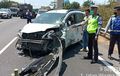 Truk Tronton Pindah Lajur Mendadak, Suzuki Ertiga Tercabik-cabik Diseret 20 Meter