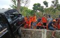 Modal Kekuatan Tangan, Mitsubishi L300 Berhasil Ditarik Dari Kebun Sedalam 2,5 Meter