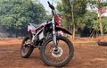 Bukan Kuno, Ini Alasan Motor Trail dan Supermoto Pakai Pelek Jari-jari