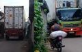Warga Tuban Protes, Truk Keluar Masuk Gang Sempit Bikin Tembok Rumah Retak