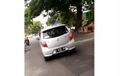 Toyota Agya Bergoyang, Wanita Gugup Saat Kepergok, Sang Pria Langsung Tancap Gas