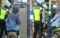 Emak-emak Santuy Kena Tilang Ogah Turun Dari Motor, Polisi Ngos-ngosan Dorong