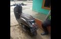 Enggak Berani Nyenggol, Baru Melek Lihat Honda Scoopy Misterius Rebah di Kuburan