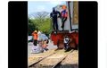 Pemilik Kabur, Honda BeAT Menghilang Usai Dilibas Lokomotif Saat Santai di Tengah Rel