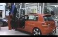Sales VW Nekat Berayun, Panjat, hingga Banting Pintu Mobil Dagangannya, Netizen Sampai Ngasih Komentar Begini