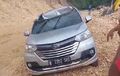 Daihatsu Xenia Bolong Atap Ditembus Batu Besar, Pengemudi Tak Selamat