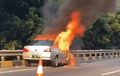 Sebuah Sedan Mirip Peugeot 306 Terbakar di Tol JORR, Warganet Kritik Pengelola Tol