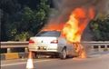 Tak Terselamatkan, Peugeot 406 Terpanggang Habis di Tol JORR