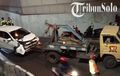 Toyota Calya Muka Babak Belur Cium Pembatas Beton, Berakhir Roda Depan Melayang