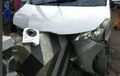 Mengerikan, Toyota Avanza Tusuk Beton Jembatan Hingga Tembus Mesin