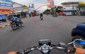 Honda BeAT Terobos Lampu Merah Bikin Kawasaki Blitz R Guling di Jalan, Bisa Kena Sanksi Ini Lo