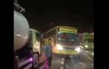 Empat Bus Lawan Arus Bikin Rusuh, Sopir Truk Molen Geram Langsung Menghadang, Endingnya Malah Begini 