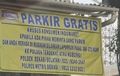 Acung Jempol, Minimarket Bentangkan Spanduk PARKIR GRATIS Didukung Polres Bekasi Kota