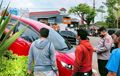 Honda Jazz Lho Itu, Bisa Nyangkut Gitu di Taman Bunderan Karawang