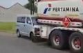 Polisi Turun Tangan, Truk Tangki BBM Pertamina Tepergok 'Kencing' di Jalan
