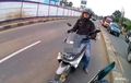 Pengendara Yamaha NMAX Tertangkap Kamera Nekat Lawan Arus di Depok, Ingat Ada Sanksi yang Menunggunya