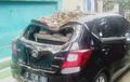 Tetangga Kena Apes, Atap Honda Brio Cekung Digebrak Tembok Rumah di Tasikmalaya