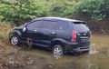 Toyota Avanza Nyalip Kecepatan Tinggi, Bukan Lolos Malah Mandi Lumpur di Kubangan