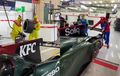 Gak Berseragam, Kru Pit Stop Tim JOTA Sport yang Diperkuat Sean Gelael Justru Pakai Kostum-kostum Lucu Saat Bertugas