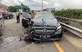 Mercy E300 Nekat Lawan Arah di Tol JORR, Muka Kanan Remuk Dihantam Dua Mobil