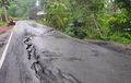 Diguyur Curah Hujan Tinggi, Ruas Jalan Nasional Menuju Kawasan Wisata Ujung Genteng di Sukabumi Mulai Retak dan Ambles