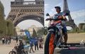 Pasangan Suami Istri Bawa Honda Supra ke Menara Eiffel, Sukses Bikin Heboh Diserbu Pertanyaan Netizen