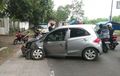 Roda Terkulai, Honda Brio Terkoyak Usai Banting Kiri Lalu Mental Melintang