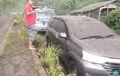 Abu Vulkanik dari Erupsi Gunung Semeru Itu Tajam,  Kalau Nempel di Bodi Kendaraan, Gini Cara Membersihkannya