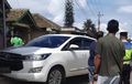 Suara Benturan Sampai Tiga Kali, Dua Pekerja Potong Rumput Diseruduk Kijang Innova