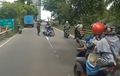 Pemotor Jatuh Gara-gara Jalan Berlubang di Cibubur, Begini Cara Aman Melewatinya Menurut Pakar Safety