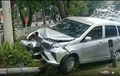 Disebut Belum Ngopi, Daihatsu Sigra Rompal Parah Kedongkrak Pondasi Tiang Lampu