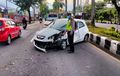 Posisi Sampai Balik Arah, Honda Brio Terkoyak Saat Menikung di Bypass Ngurah Rai