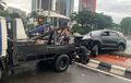 Ban Tipis Plus Pengemudi Ngantuk, Toyota Fortuner Berakhir Nyebur ke Kolam Patung Kuda