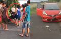 Ditabrak Pembalap Liar, Pengemudi Jazz Ngamuk Banting Motor Pelaku, Kegeraman Warga Bikin Suasana Mencekam