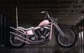 Harley-Davidson Softail Bergaya Chopper, Pakai Baju Pink Biar Unik dan Menarik