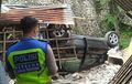 Lexus RX 350 Terjun Bebas, Berakhir Timpa Atap Dapur di Tepi Bawah Jalan, Warga Kaget Dengar Teriakan Pengemudi 