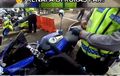 Pengendara Yamaha R15 Dibuat Heran, Sudah Ditilang Eh Disuruh Kuras Tangki Bensin Juga, Apa Sih Alasannya?