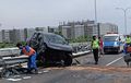 Ban Depan Meledak, Kijang Innova Mental Terseret dan Nyangkut Besi Pembatas Tol Juanda
