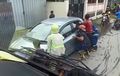 Toyota Yaris dan Daihatsu Taruna Parkir Sembarangan Halangi Jalan Mobil Damkar, Petugas Sampai Turun Tangan