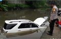 Pengemudi Teriak Minta Tolong, Warga Syok Lihat Toyota Fortuner Mengapung di Sungai