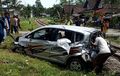 Nyebrang Rel Melamun, Honda Jazz Pasrah Dihajar Kereta Api, Ajaib Pengemudi Selamat