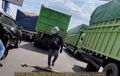 Batang Pisang di Tengah Jalan Bikin Banjir Pujian, Bikers Ini Sukses Bikin Sopir Truk Ceria