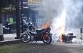 Kesal Ditilang, Pria di Kuningan Nekat Bakar Motor di Depan Polisi