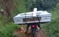 Viral di Medsos, Pemotor Bawa Peti Mati Susah Payah Lalui Jalan Rusak, Pengunggah Minta Tolong Ke Presiden Jokowi