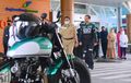 Jokowi Terpantau Pakai Jaket Bikinan Lokal Saat Riding ke Mandalika, Eh Ada Tulisan Apa Saja Tuh?